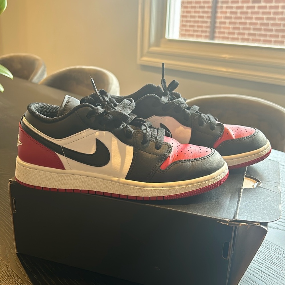 Air Jordan 1 low boys size 4 worn once